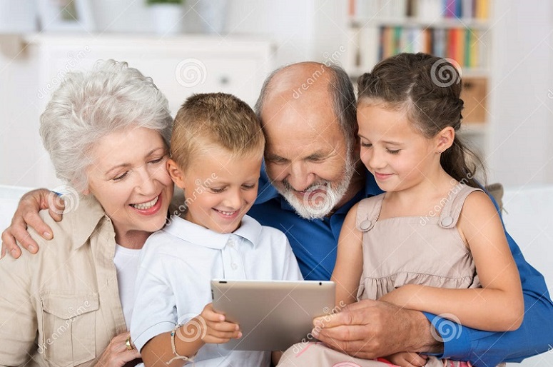 Kakek-Nenek yang Mengasuh Cucu Cenderung Hidup Lebih Lama/Foto: dreamstime.com