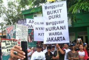Penolakan warga sebelum Pemprov DKI Jakarta resmi menugaskan laskar penggusuran untuk membumiratakan kawasan RT 06 RW 12 Bukit Duri pada 28 September 2016/Foto: Okezone