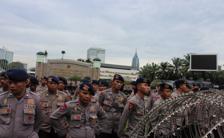Aparat kemananan lakukan penjagaan di depan gedung DPR/Foto Andika/Nusantaranews