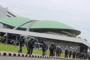 Aparat kemananan lakukan penjagaan di depan gedung DPR/Foto Andika/Nusantaranews