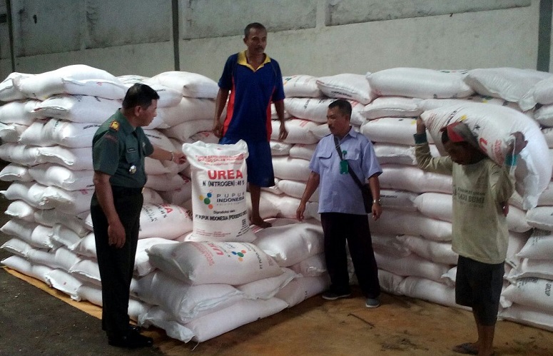 Dandim 0824 mengadakan pengecekkan persediaan pupuk dan obat-obatan di Gudang/Foto Sis/Nusantaranews