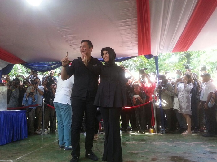 Agus Harimurti Yudhoyono bersama Anisa Pohan usai mencoblos/Foto Restu Fadilah / NUSANTARAnews