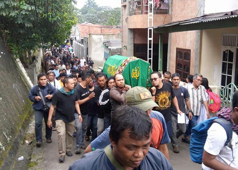 Jenazah Guntoto Jurnalis Koran Jakarta Meninggal Diberangkatkan Ke Pemakaman/Foto Istimewa/Nusantaranews
