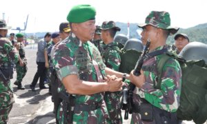 Pangdam XIII Merdeka Mayjen TNI Ganip Warsito Sambut kedatangan Satgas Pamtas 713. Foto via manadotopnews