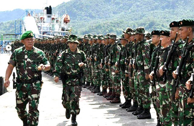 Pangdam XIII Merdeka Mayjen TNI Ganip Warsito saat memimpin upacara penyambutan/Foto: Dok. cendananews.com