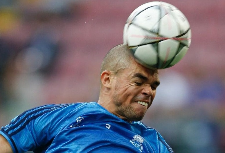 Pepe Pemain Real Madrid Saat heading ball/Foto via Telegraph