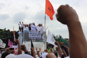 Anggota DPR Fraksi PDI-P Disoraki Massa Aksi 212 Saat Ditengah Kerumunan