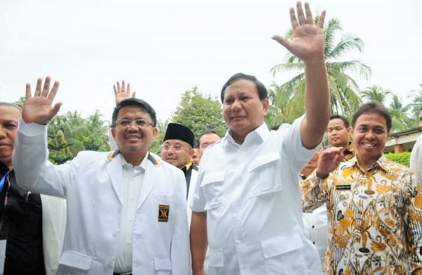 Presiden PKS Mohamad Sohibul Iman (kedua kiri) melambaikan tangan bersama Ketua Umum Partai Gerindra Prabowo Subianto/Foto: Dok. Aktual