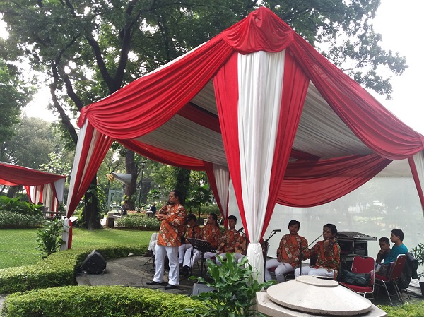 Datang ke TPS Taman Suropati, Mantan Plt Gubernur DKI Nyanyi Lagu 'Indonesia Pusaka'/Foto Restu Fadilah / NUSANTARAnews