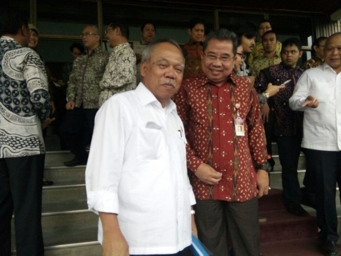 Asda II Ino S Rawita (kanan) DR. Ir. Mochamad Basoeki Hadimoeljono, M. Sc (Menteri PUPR) setelah acara selesai/Foto: Dok. JWI