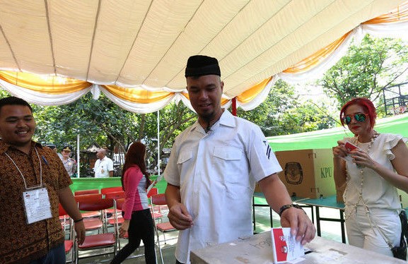 Ilustrasi"Usai mencoblos, Ahmad Dhani memasukkan surat suara ke kotak"/Foto: Dok. KapanLagi