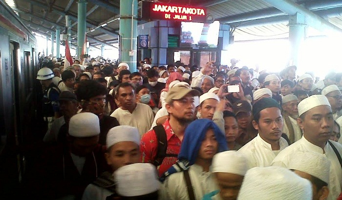 Massa Aksi 112 di Stasiun Juanda/Foto: Dok. Poskotanews