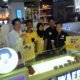 Owner Mrs. Waffles, Tjioe Liesar, beserta karyawannya di outlet Lippo Mall Puri, Jakarta Barat/Foto Deni/NUSANTARAnews
