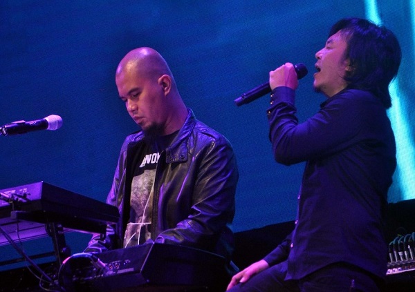 Ahmad Dhani dan Ari Lasso dalam Konser Reuni di Surabaya/Foto: SI MOMOT