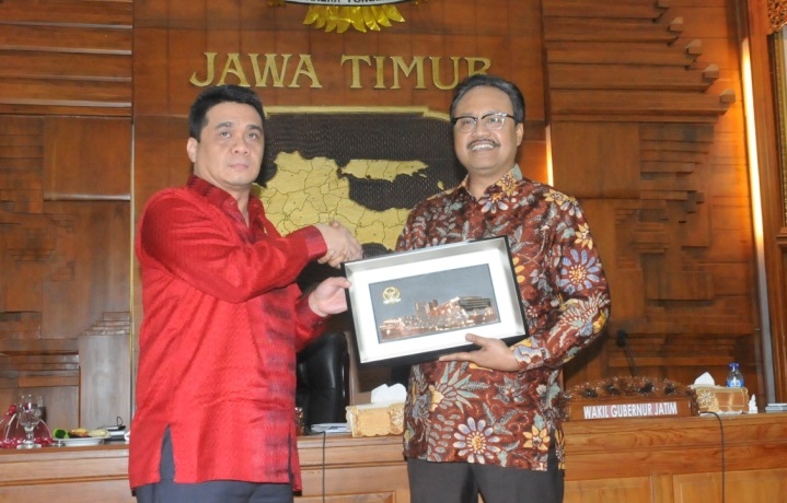 wagub jatim menerima cendramata dari ketua Pansus RUU Pemilu DPR RI di Ruang negara Grahadi/Foto: Tri Wahyudi/Nusantaranews
