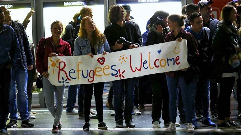 Sejumlah pemuda-pemudi Jerman menyambut kedatangan imigran/Foto: Dok. Euronews