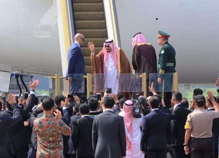 Raja Salman melambaikan tangan kepada Wapres Jusuf Kalla dan rombongan pengantar sebelum masuk pesawat/Foto: Dok. Humas Kemenag (Daniel)
