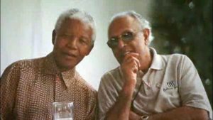 Ahmed Mohamed Kathrada bersama Nelson Mandela/Foto via bcnews/Nusantaranews