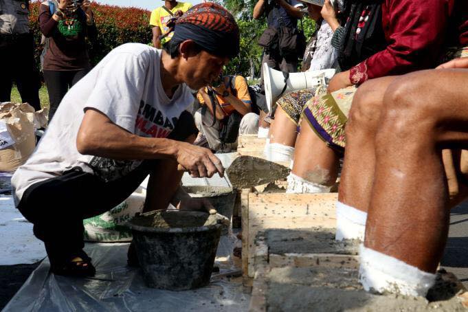 Aksi Cor Kaki Sedulur Kendeng tolak Pembangunan Pabrik Semen Rembang/Foto Istimewa/Nusantaranews