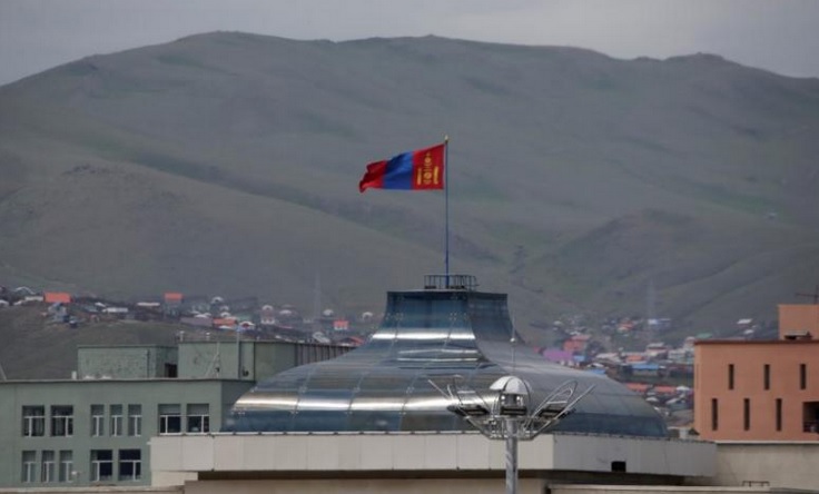 Bendera Mongolia berkibar. Foto REUTERS/Jason