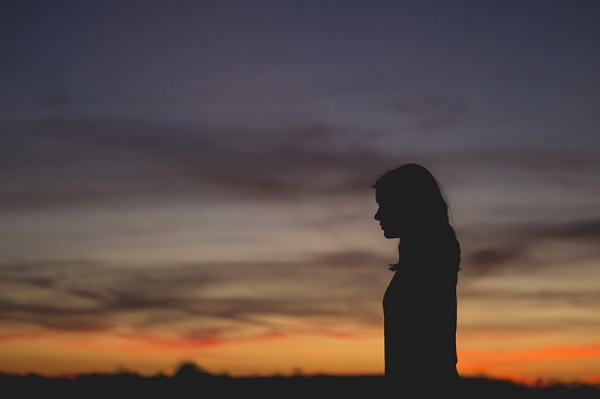 Seorang Perempuan menyebrangi senja sendirian | Tomatoheart