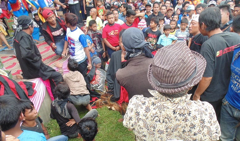 Pemain Seni Jaranan Thek tampak kesurupan Sambut Tim Ibas di Ponorogo. Foto Muh Nurcholis/Nusantaranews