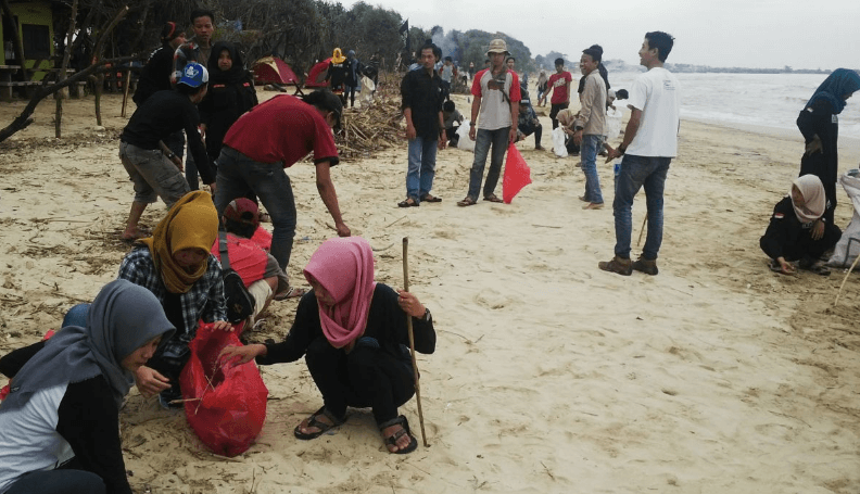 Mahasiswa Pecinta Alam (Mapala) di Eks Karesidenan Pati, melakukan bersih-bersih di Pantai Bondo Jepara/Foto Dok. Pribadi (Jamaluddin)