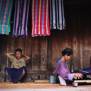 Masyarakat Adat Bena Tampak Menenun Kain/Foto via pemandu wisata UNJ/Nusantaranews