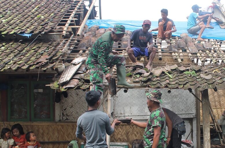 Para Anggota TNI Turut Membantu Melakukan Perbaikan Rumah Korban Puting Beliung di Jember/Foto Sis/Nusantaranews