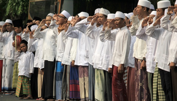 Para Santri Memberi hormat/Foto via tempo/Nusantaranews