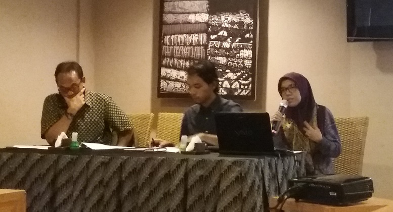 Peneiliti Indonesian Corruption Watch (ICW), Mouna Wasef (Kanan)/Foto Restu Fadilah/Nusantaranews