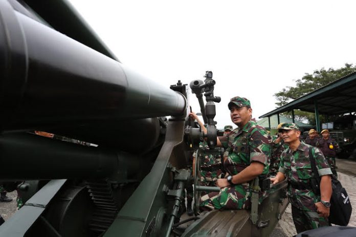 Pengecekan Meriam 155 MM Oleh IM Tatang Sulaiman/Foto via TNI AD