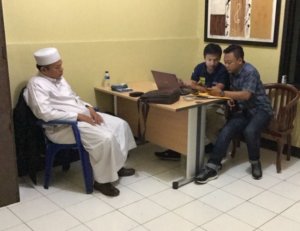 Sejken FUI Al-Khaththath dalam pemeriksaan di Mako Brimob Kelapa Dua Depok. Foto Istimewa