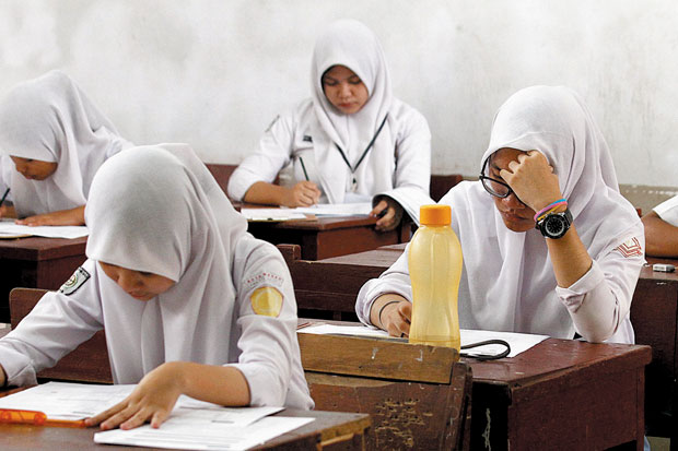 Tampak Seorang Siswi Mengerjakan Soal Ujian/Foto via Sindo/Nusantaranews
