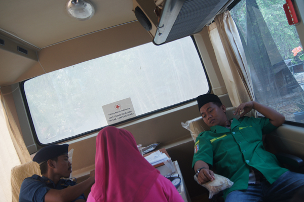 SONY DSC Bendahara PC GP Ansor Way Kanan Abdullah Candra Kurniawan donor darah pada peringatan Sumpah Pemuda/Foto: Dok. GP Ansor Waykanan