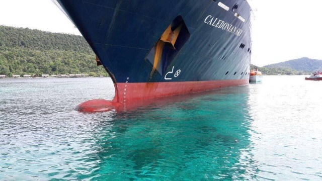 Kapal pesiar Caledonian Sky menabrak terumbu karang yang dilindungi di kawasan Raja Ampat pada Sabtu, 4 Maret/ Foto: Dok. Stay Raja Ampat (fb)