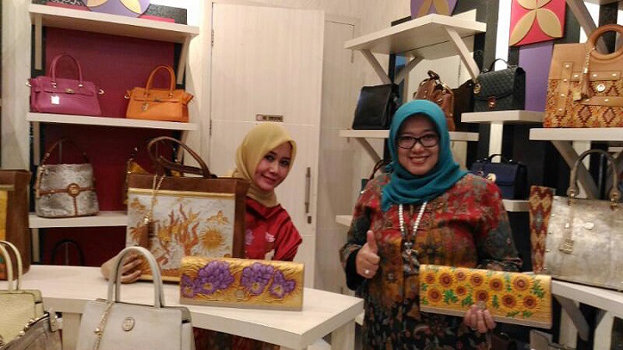Manajer internasional exhibition Kemenperin Elly Mashitoh bersama pemilik HLB, Ny Siti Huraira. Foto Tri Wahyudi