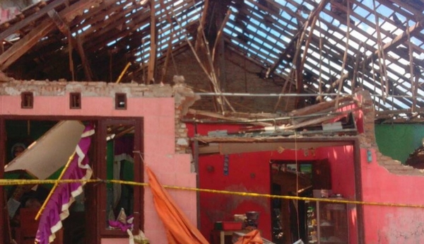 HANCUR: Rumah korban berantakan akibat ledakan tabung gas elpiji. Foto Saphan