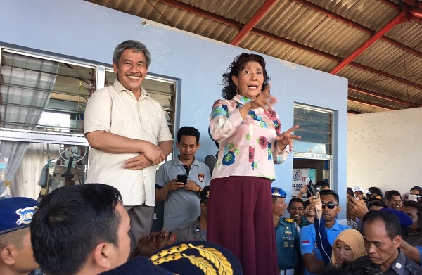 Jenderal Perikanan Tangkap Sjarief Widjaja mendampingi Menteri Susi saat berdialog dengan nelayan Kendari. Foto: Humas KKP
