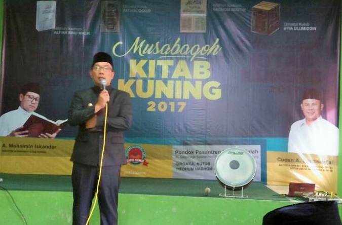Walikota Bandung, Ridwan Kamil membuka acara Babak Penyisihan Musabaqoh Kitab Kuning di Ponpes Miftahul Falah, Kota Bandung, Kamis (6/4/2017). Foto Ainur Rosyid