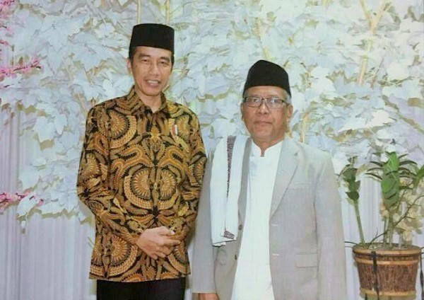 Dokumentator Perjalanan NU, KH Abdul Aziz Masyhuri bersama Presiden RI Joko Widodo. Foto Istimewa