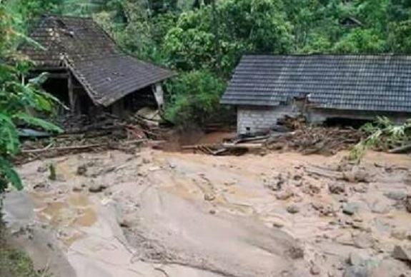 Setelah Longsor, Ponorogo Diterjang Banjir Lumpur. Foto Nurcholis