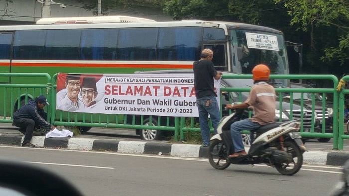 Warga Jakarta memasang Spanduk Selamat datang Gubernur Baru DKI Jakarta. Foto Istimewa