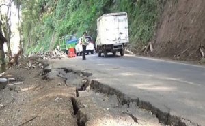 Jalan Raya Ponorogo-Trenggalek km 26, Dusun Ngemplak RT 03 RW 01, Desa/Kecamatan Sawoo, Kabupaten Ponorogo ambles. Foto Oenmust/ NUSANTARANEWS