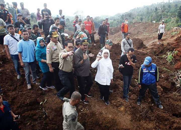 Mensos R, Khofifah Mengunjungi Lokasi Bencana Tanah Longsor Ponorogo/Foto Nurcholis/Nusantaranews