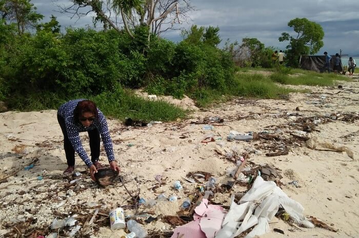 Menteri Susi bersih-bersih sampai di pantai. Foto: Dok. Humas KKP