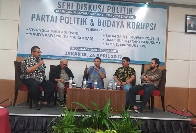 Ilmuwan Politik, Salim Said (Kedua dari Kiri) dalam diskusi publik 'Partai Politik dan Budaya Korupsi', di Hotel Puri Denpasar, Jakarta Selatan, Senin, (24/4/2017). Foto Restu Fadilah/ NUSANTARAnews