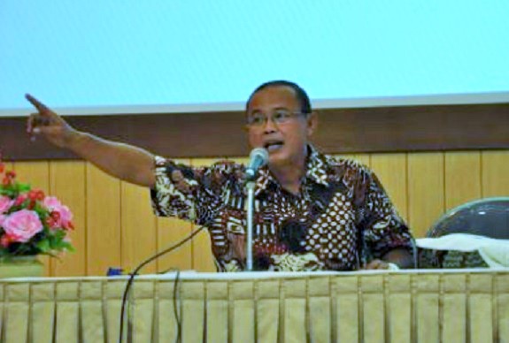 Sastrawan sekaligus Kritikus Sastra Indonesia, Suminto A. Sayuti. Foto Istimewa (Humas UMK)