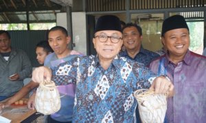 Ketua MPR RI, Zulkifli Hasan, saat berada di Sentra Pembuatan Tahu Sumedang Sari Bumi (Dok. Humas MPR).
