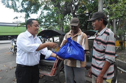 paket sembako gratis ke tukang becak di wilayah Tanjung Perak/Foto Dok. Pribadi/Nusantaranews